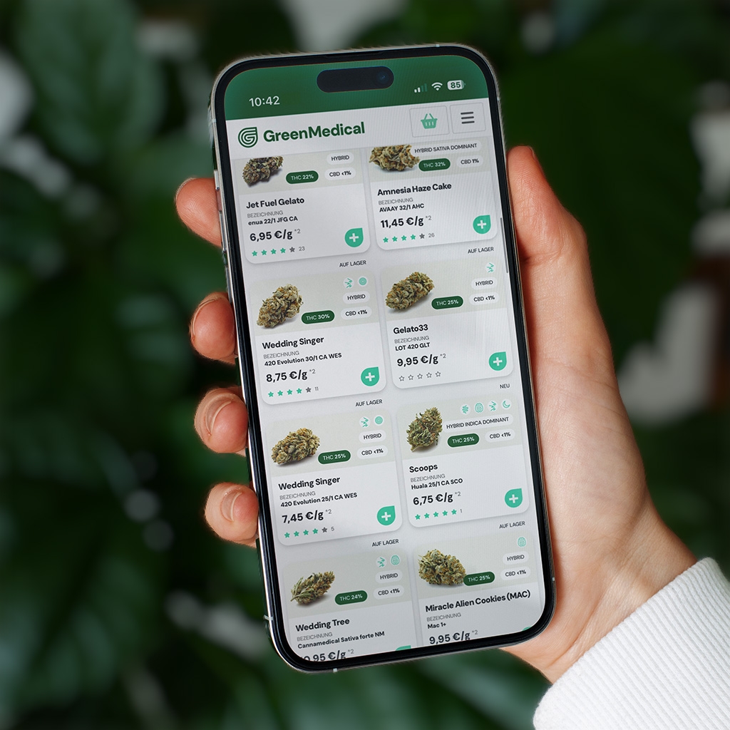 Eine Person hält ein Mobiltelefon in der Hand, auf dem Medikamente zu sehen sind.